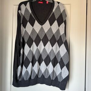 Izod Men’s Gray & Black Argyle V-Neck Sweater